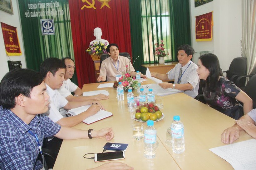 Thứ trưởng Phạm Mạnh Hùng (ngồi giữa) nghe báo cáo của Hội đồng thi Phú Yên về công tác tổ chức thi