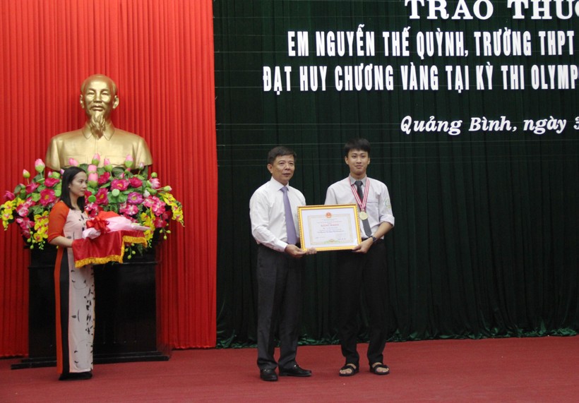 Ông Nguyễn Hữu Hoài, chủ tịch UBND tỉnh Quảng Bình tặng bằng khen và phần thưởng cho “cậu bé vàng” Nguyễn Thế Quỳnh