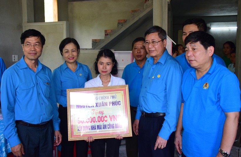 Chị Hồ Thị Hồng Nhung là 1 trong 20 trường hợp được Thủ tướng trao tặng "Mái ấm Công đoàn" trong Chương trình Thủ tướng đối thoại cùng công nhân lao động vào cuối tháng 4/2017. Ảnh: VGP