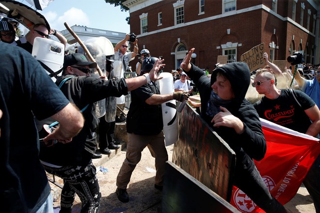 Cuộc đụng độ giữa những nhóm chính trị ở Charlottesville khiến nước Mỹ bất an
