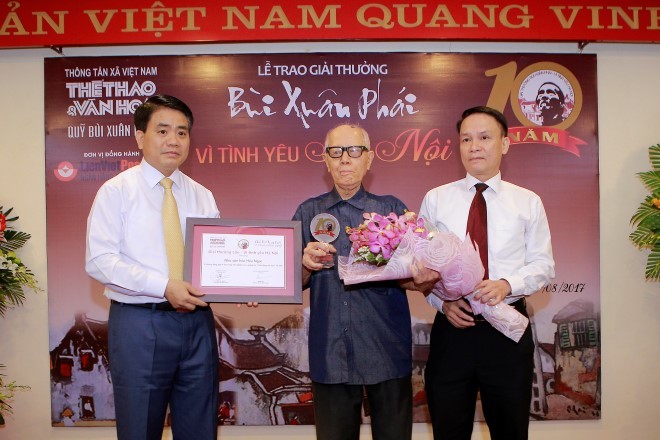 Nhà văn hóa Hữu Ngọc nhận giải thưởng Lớn - Vì Tình yêu Hà Nội