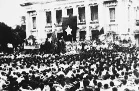 Người dân Hà Nội dự lễ mít tinh biểu dương lực lượng tại Quảng trường Nhà hát Lớn 19/8/1945. Ảnh tư liệu