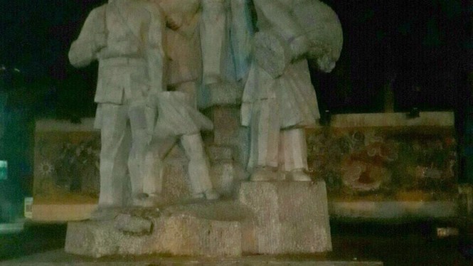 Bức tượng bị gãy thân ở cụm tượng đài chiến thắng tại thành phố Bắc Kạn (Ảnh thanhnien.vn)