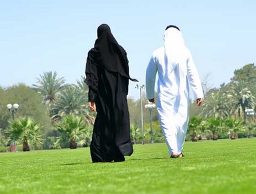 Một người đàn ông Ả-rập Saudi ly dị vợ chỉ vì cô dám bước đi nhanh hơn anh trên đường (Ảnh minh họa)