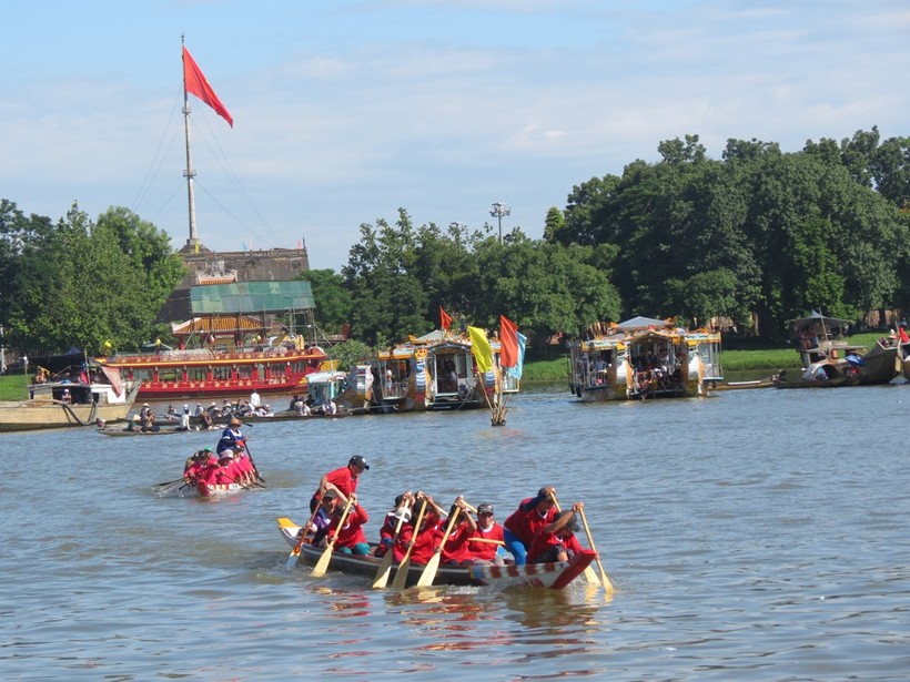  Sội động hội đua ghe trên sông Hương mừng Quốc khánh