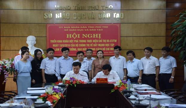 Ký cam kết thực hiện việc đẩy mạnh học tập và làm theo tư tưởng, đạo đức, phong cách Hồ Chí Minh theo Chỉ thị 05/CT-TƯ