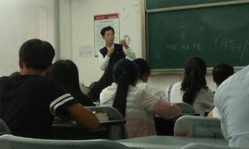 Giáo sư Hu Ming đang giảng bài. Ảnh:Weibo