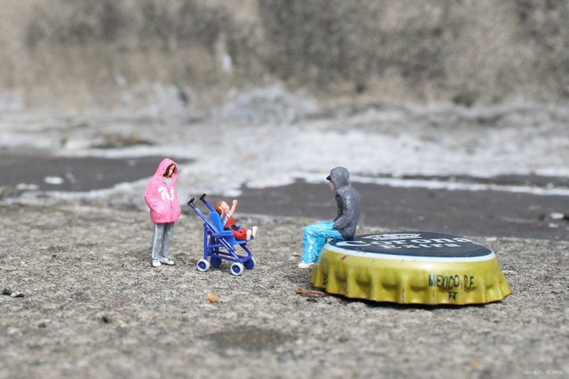 Slinkachu sử dụng những hình người bé xíu trong các bộ đồ chơi rồi sắp đặt chúng trong không gian đường phố tại Anh.