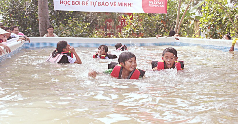 Nỗ lực  phổ cập bơi  cho học sinh