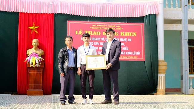 Đại diện Bộ GD&ĐT trao bằng khen của Bộ trưởng Bộ GD&ĐT cho em Nguyễn Văn Long