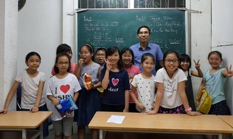 Thầy Minh cùng các học sinh tại CLB