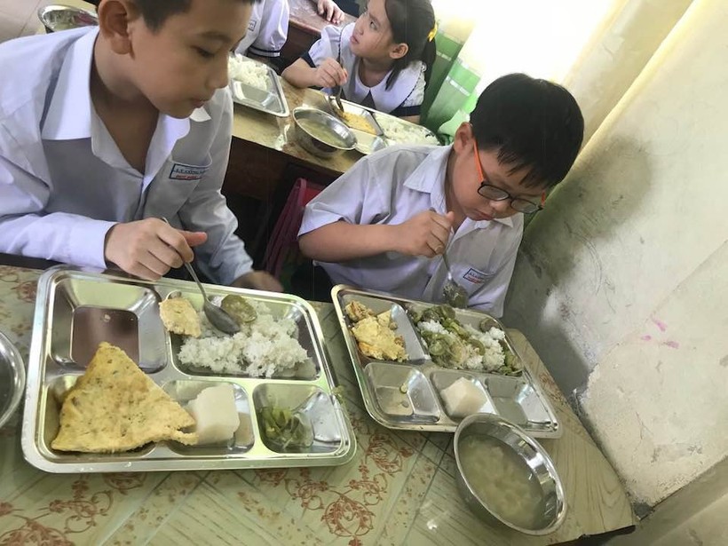 Phụ huynh nghi ngờ kinh phí tổ chức bữa ăn bán trú học sinh Trường TH Lý Công Uẩn (quận Hải Châu) bị cắt xén.