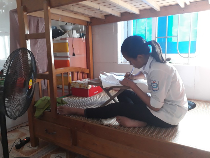 Dưới cái nắng gần 40 độ, phòng ở chật hẹp, em Trần Thị Anh Thư đang tranh thủ ôn bài cho kỳ thi cuối năm