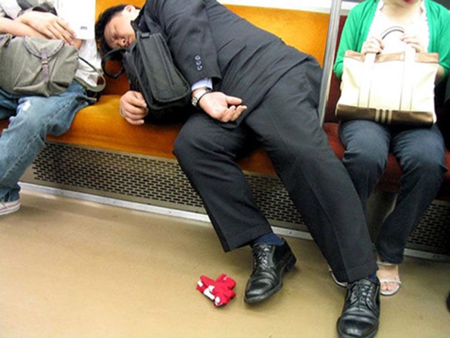 Phì cười trước những tư thế ngủ “bá đạo” của đàn ông Nhật trên đường về nhà