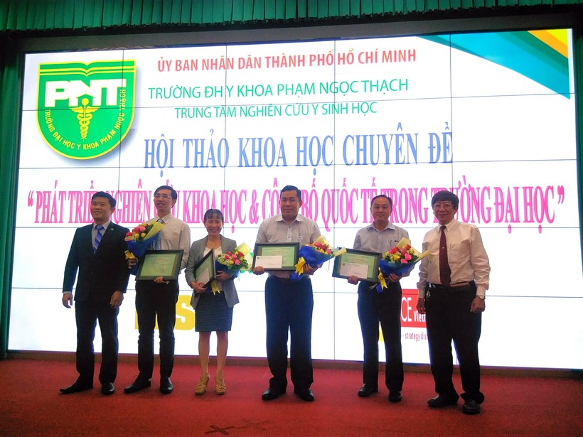 Ban Giám hiệu Trường ĐHYK Phạm Ngọc Thạch tặng hoa và quà lưu niệm cho các diễn giả tham gia hội thảo.