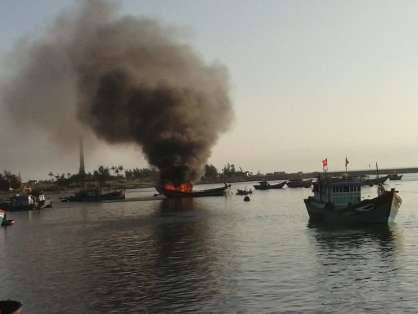 Liên tiếp xảy ra các vụ cháy tàu cá của ngư dân Quảng Ngãi.
