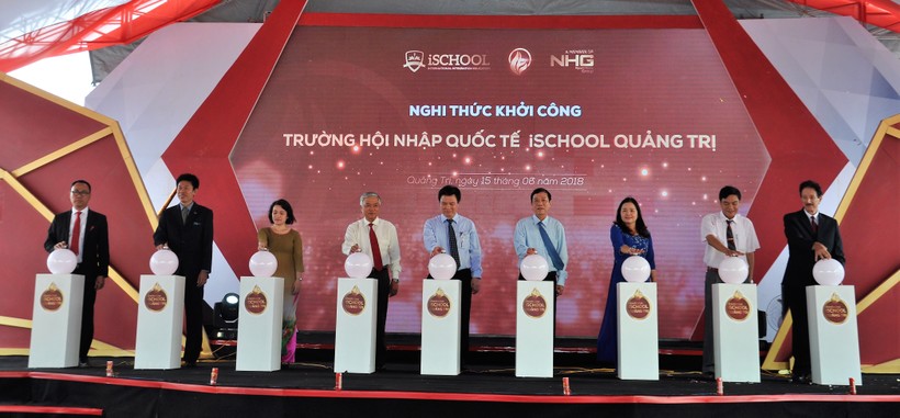 Lãnh đạo Bộ GD&ĐT, Tỉnh ủy, UBND tỉnh Quảng Trị, Tập đoàn Nguyễn Hoàng bấm nút khởi công xây dựng dự án