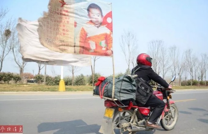 Ông bố Trung Quốc rong ruổi trên 400.000 km trong suốt 21 năm để tìm con trai