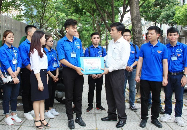 Ông Bùi Văn Linh tặng quà, động viên SVTN tại điểm thi Trường Phổ thông liên cấp Marie Curie.

