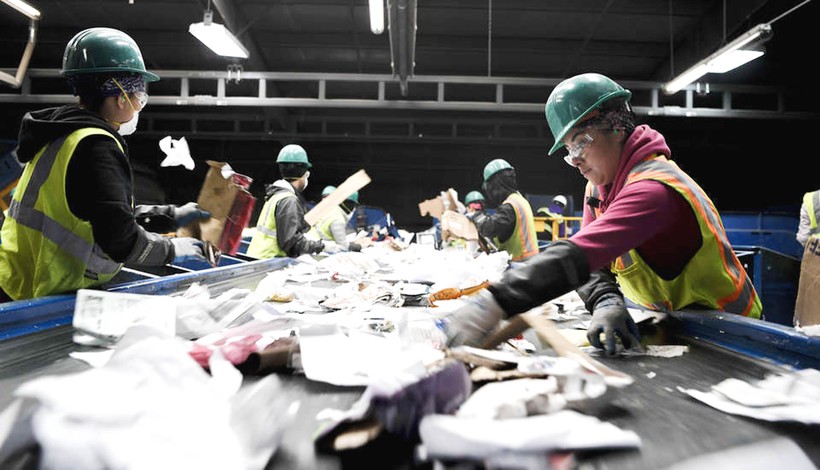 Thế giới chao đảo khi đại công xưởng tái chế phế liệu ngừng nhập khẩu rác