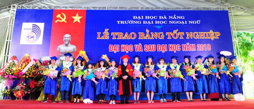  TS Trần Hữu Phúc – Hiệu trưởng trường ĐH Ngoại ngữ trao thưởng cho SV có thành tích cao trong rèn luyện và học tập.