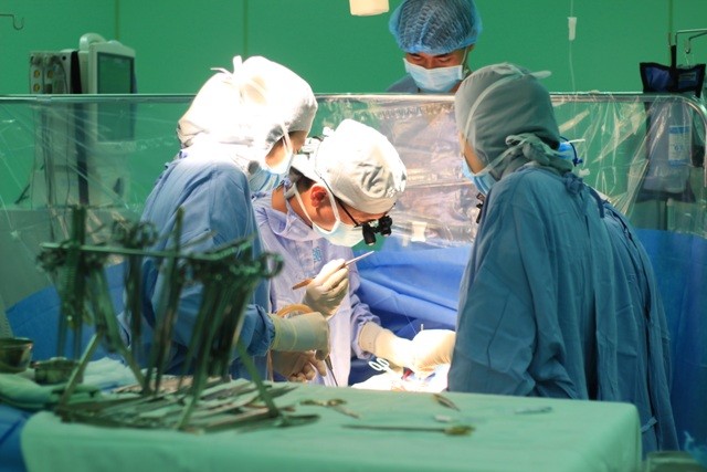 Ê kíp các bác sĩ đang phẫu thuật tim nội soi cho bệnh nhân