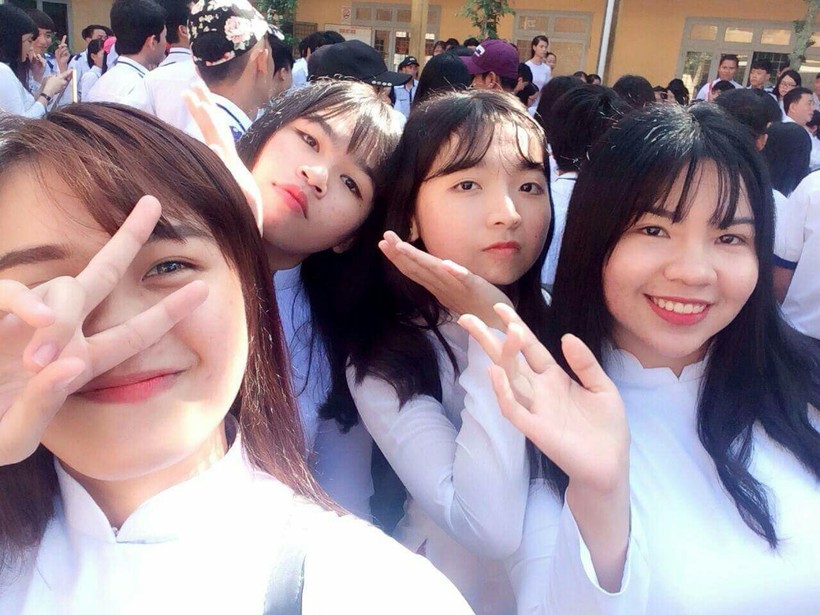 Nguyễn Diệu Ái (thứ hai trái sang) cùng chụp hình với các bạn cùng lớp.