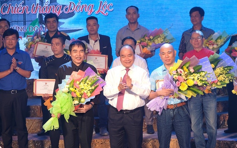 Thủ tướng Nguyễn Xuân Phúc trao giải cho các tác giả đạt giải A