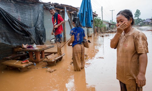 Người dân Lào không kịp chạy khi nước ào ạt đổ vào làng 