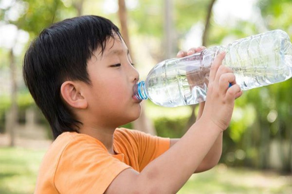 Sai lầm của bố mẹ khi cho trẻ uống nước