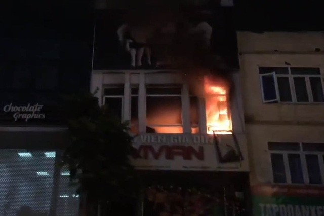 Hà Nội: Cửa hàng ảnh viện gia đình bốc cháy dữ dội trong mưa