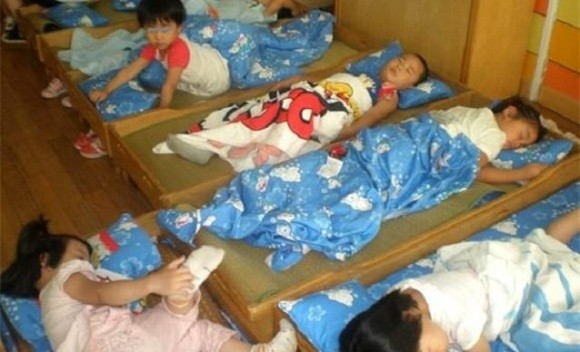 Nếu bé ngủ trưa ở trường mẫu giáo, bố mẹ tuyệt đối đừng mặc những loại quần áo này cho con