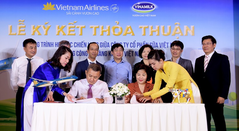 Lãnh đạo hai đơn vị thực hiện nghi thức ký kết thỏa thuận hợp tác chiến lược giữa Tổng công ty Hàng không Việt Nam (Vietnam Airlines) và Công ty Cổ phần Sữa Việt Nam (Vinamilk). (Ảnh: Lý Võ Phú Hưng)