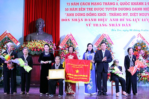 Chủ tịch Quốc hội Nguyễn Thị Kim Ngân trao tặng danh hiệu AHLLVTND cho tập thể Hội Phụ nữ giải phóng - Đội quân tóc dài