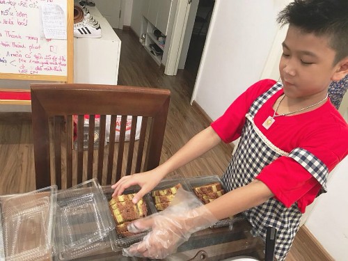 Cậu bé Hà Nội bán bánh kiếm tiền dù có mẹ giám đốc