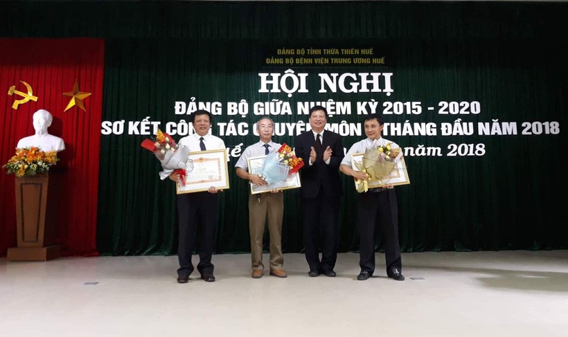 Thừa ủy quyền của Thủ tướng Chính phủ, ông Nguyễn Dung – Phó chủ tịch UBND tỉnh Thừa Thiên Huế đã trao bằng khen cho một thể và 2 cá nhân tham gia thực hiện thành công ca ghép tim xuyên Việt.
