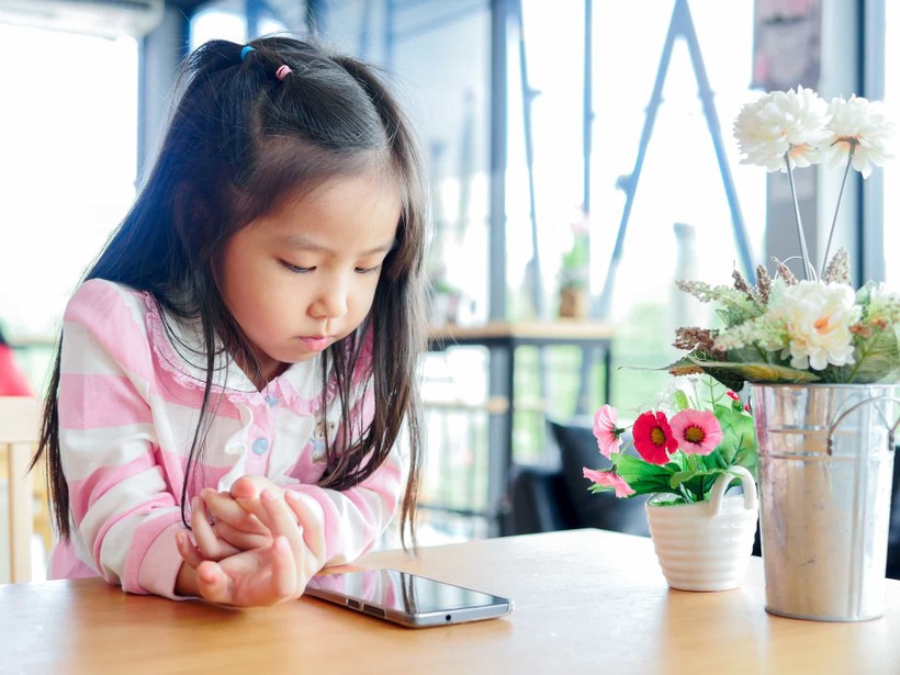 Điện thoại thông minh không có lợi cho sự phát triển trí nhớ ở trẻ