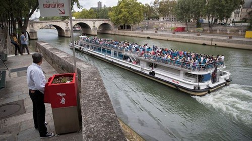 Bốt tiểu tiện ngoài trời ở Paris gây tranh cãi