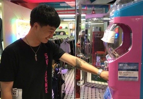 Người trẻ Hong Kong tìm bạn đời trong máy bán hàng tự động