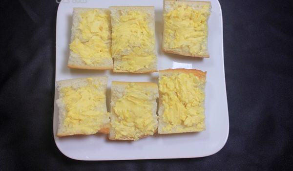 Bữa sáng cuối tuần chẳng cần chế biến cầu kỳ, mẹ làm bánh mì nướng bơ tỏi giòn ngon cho cả nhà thưởng thức 
