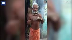 Hãi hùng cảnh người đàn ông ngậm đầu rắn hồ mang cực độc ở Ấn Độ