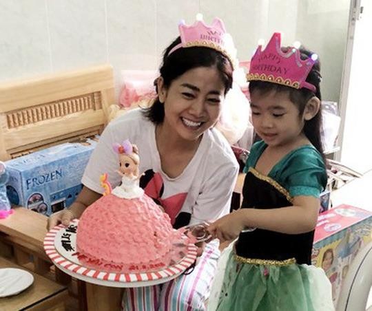  Ốc Thanh Vân chia sẻ cô đã tự tay đặt chiếc bánh có chữ Mẹ yêu con thay cho Mai Phương.