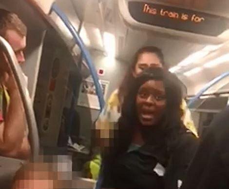 Hành khách đấm đá nhau trên tàu điện chỉ vì một cái bánh kẹp