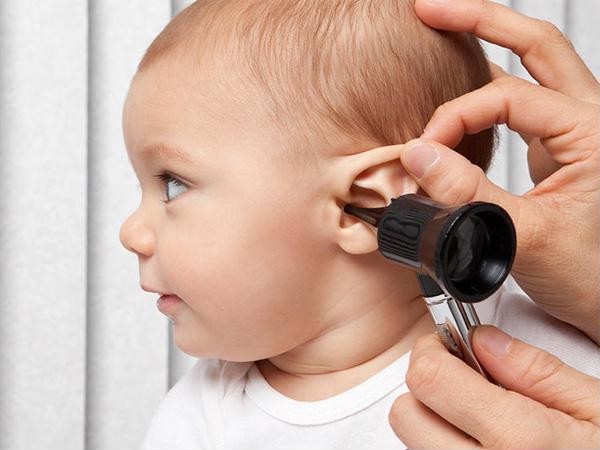Có nên lấy ráy tai cho trẻ sơ sinh không?