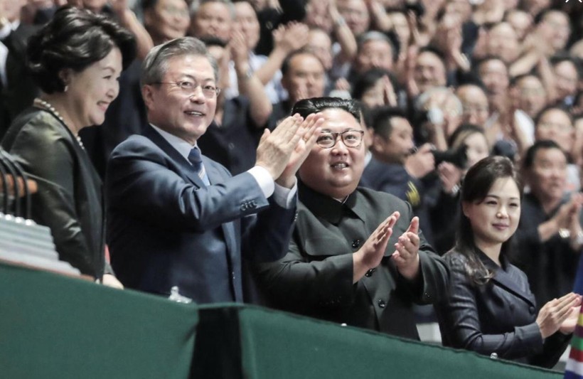 Tổng thống Hàn Quốc Moon Jae-in và lãnh đạo Triều Tiên Kim Jong Un tri ân khán giả, sau chương trình nghệ thuật có tên “The Glorious Country” tại sân vận động May Day ở Bình Nhưỡng
