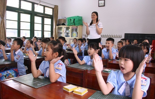 Cô và trò Trường Tiểu học Đinh Tiên Hoàng, TP Ninh Bình trong giờ học Tiếng Việt 1 theo Công nghệ giáo dục