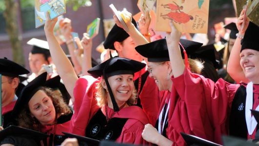 SV ĐH Harvard (TP Cambridge, bang Massachusetts) đang ăn mừng trong lễ tốt nghiệp. Nhiều người trong số họ sẽ phải dành ít nhất 10 năm đi làm sau tốt nghiệp để trả nợ cho chi phí học tập