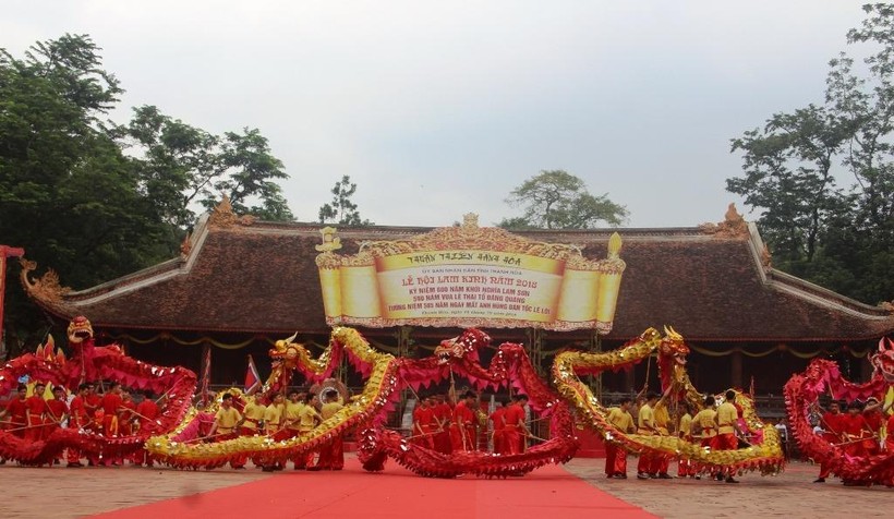 Tiết mục múa rồng do tại lễ hội Lam Kinh.