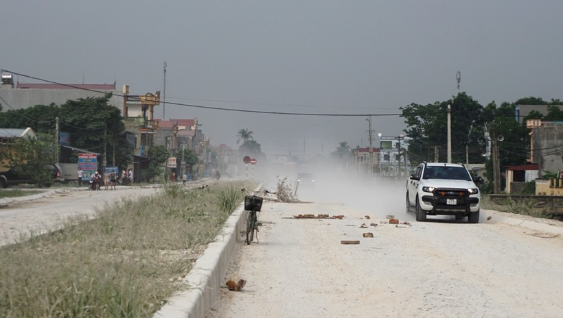 Tình trạng bụi bặm gây ô nhiễm ở tuyến tỉnh lộ 510 (huyện Hoằng Hóa, Thanh Hóa).