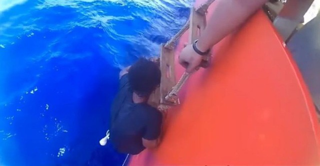 Thanh niên Indonesia sống sót sau 49 ngày lênh đênh một mình trên biển